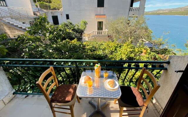 Inviting 3-bed Apartment in Okrug Donji Beachfront