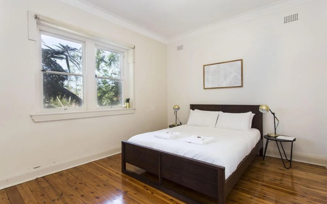Bright Beachside Curlewis Apartment