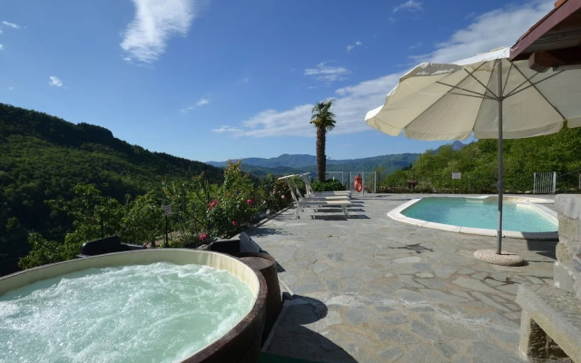 Lovely Farmhouse in Castiglione di Garfagnana with Hot Tub