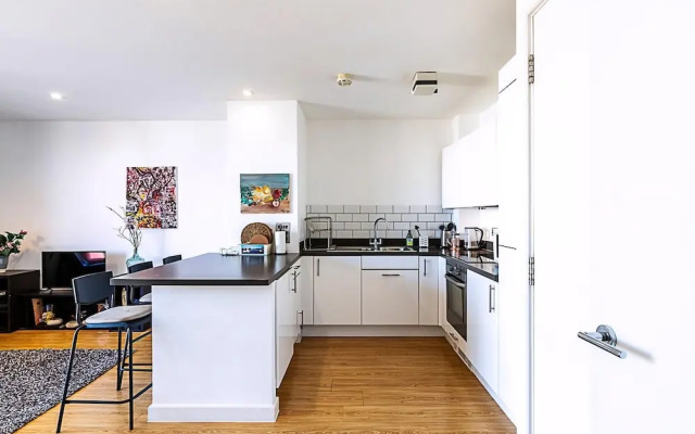 Bright Camden Retreat With Balcony