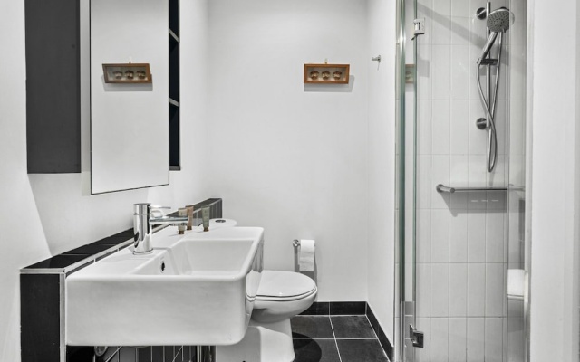 Modern 1 Bed Apartment With City Views – Bathroom – Melbourne