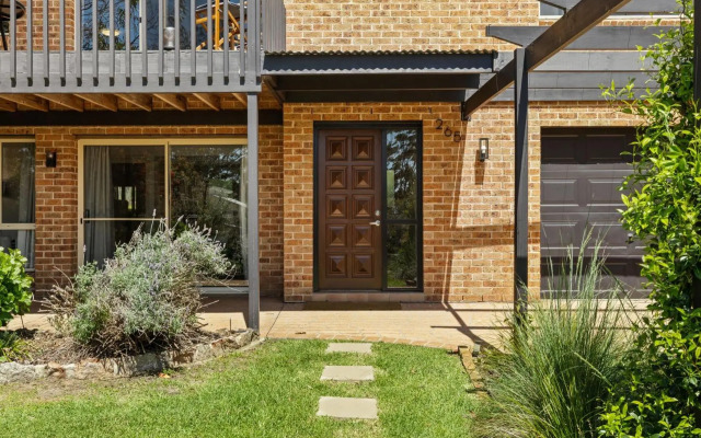 Stylish Family Beach House Walking Distance to 3 Beaches