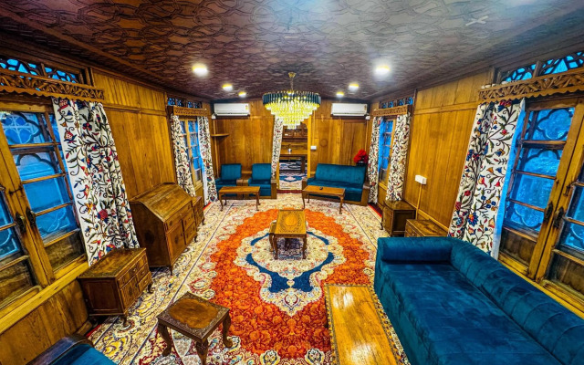 Peacock Houseboats