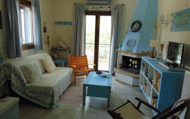 Blue Seashell Apartment - Comfortable Maisonette Just 30m From the Beach in Niki