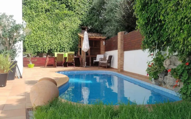 Villa elegante con piscina