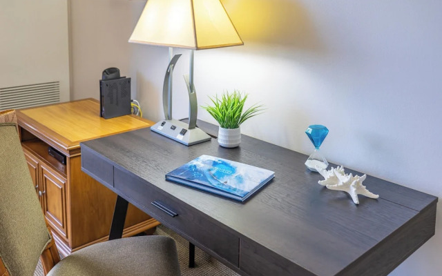 Waikiki Sunset Close to Beach with Parking