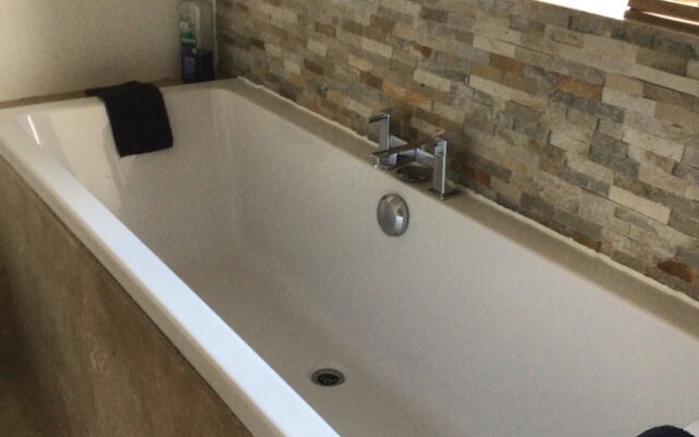 Beautiful Large 4-bed House, Close to Celtic Manor