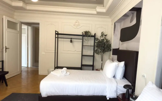 The 2bdr Crimson Crib @ The Heart Of Heliopolis