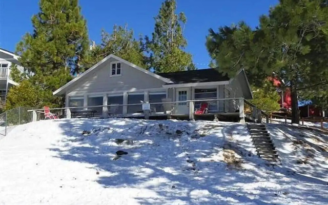 RedAwning Lakefront Retreat