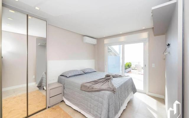 Encantadora casa com 02 suítes à beira-mar