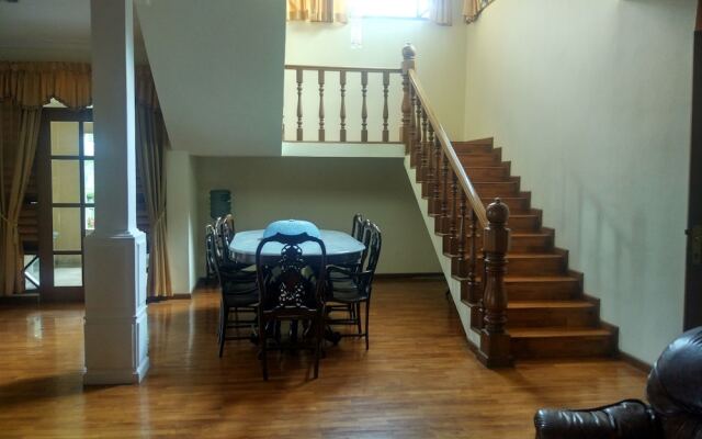Villa Beverly Hills Puncak for 50 pax