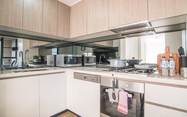 Bright & Modern! 2bed 2bath APT With Parking