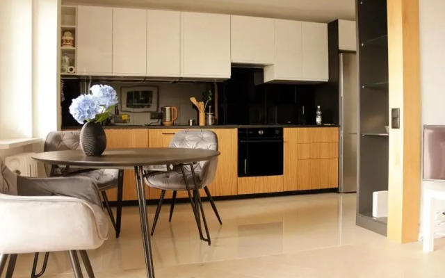 Luxurious, Spacious, Modern Gem. Great Location !