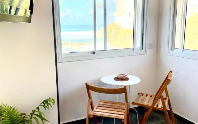Sea view cozy apartment