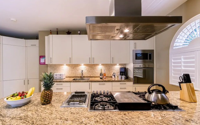 Gorgeous Mansion, Private Pool, Outdoor Kitchen!