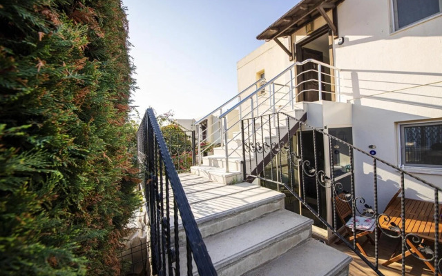 Sleek Flat With Private Beach and View in Milas