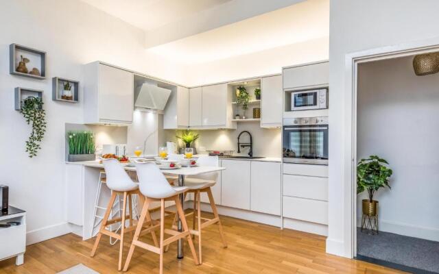 City & Beach at Your Reach - Courtyard & Parking