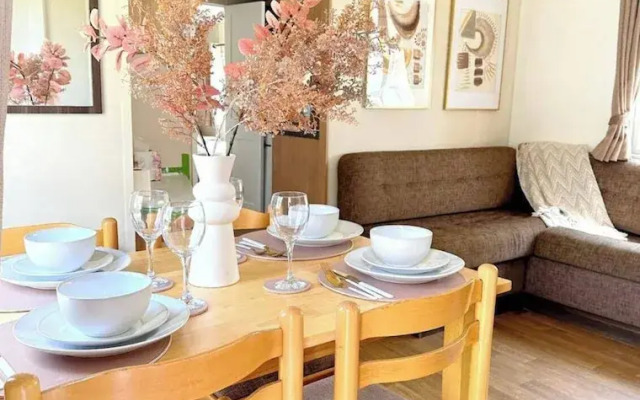 Harwich - Caravan - Sleeps 10 - Garden - Pool