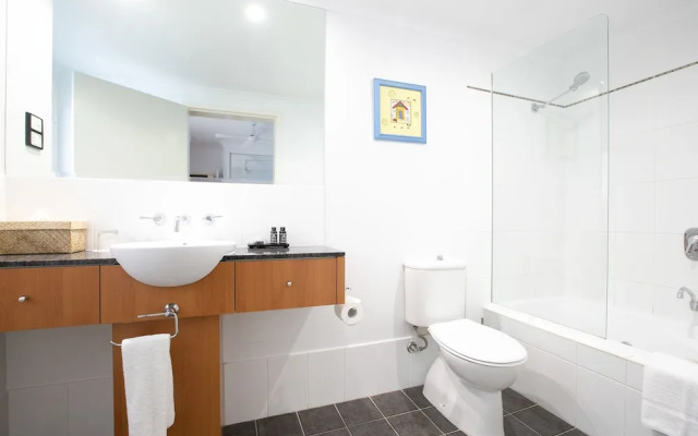Belle Escapes - Absolute Beachfront Apartment Alamanda Resort “28”