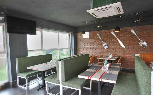 OYO 7669 The Trinitywood Hotel