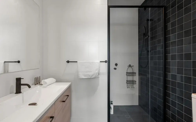 Modern 3-bedroom Townhouse in Quiet Greenway