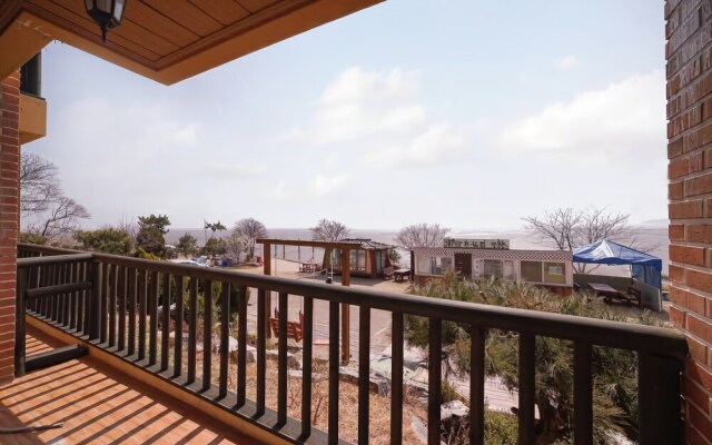 Ganghwa Badatgashimteo Pension