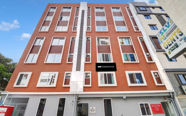 Townhouse Ecity Inn