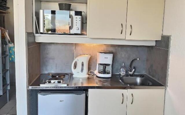 Studio cabine pour 4 personnes avec piscine commune