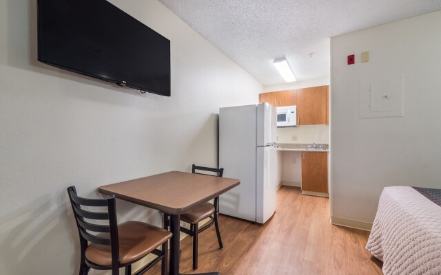 HomeTowne Studios by Red Roof Orlando South