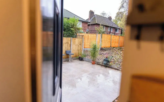 Sleeps 5 - Free Parking, Wifi, Near Airport & City