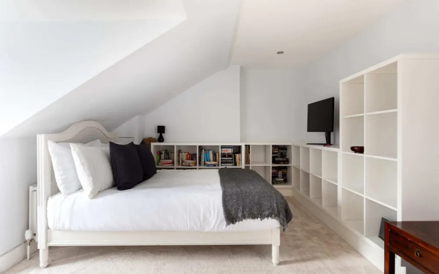 Bright Maida Vale Apartment
