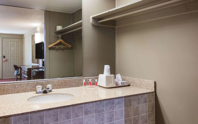 Econo Lodge Pittsburgh I-79