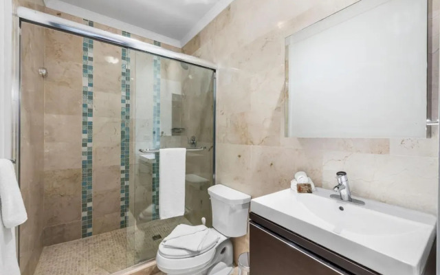2BR 2BA Condo GYM Pool BBQ