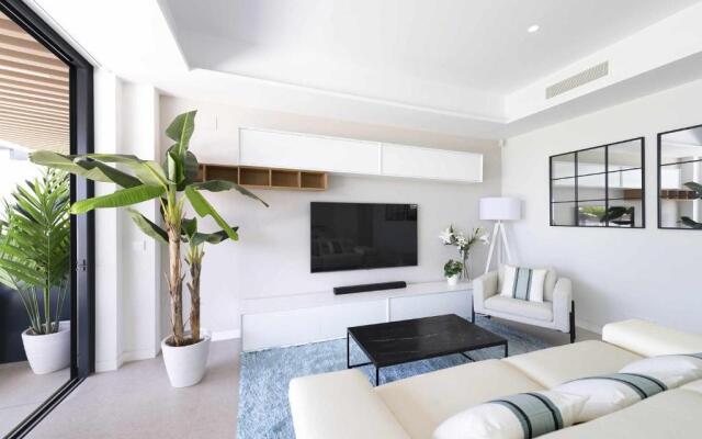 Espectacular bajo con jardín en 1ª línea de playa