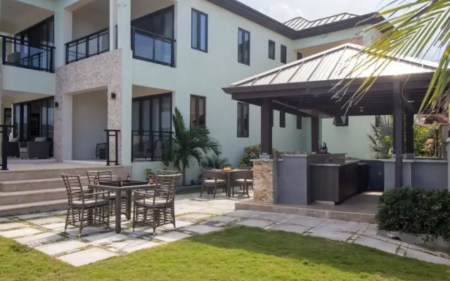 Panoramic Cliffside Luxe Villa