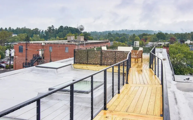 Modern Dtwn Condo w/ Balcony in Hendersonville