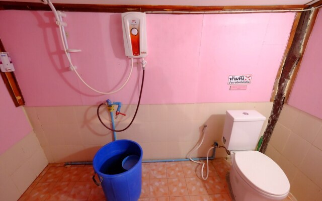 Baanpakrimklong Sukhamon Homestay & Resort