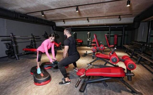 Wehost Apartment pool & gym