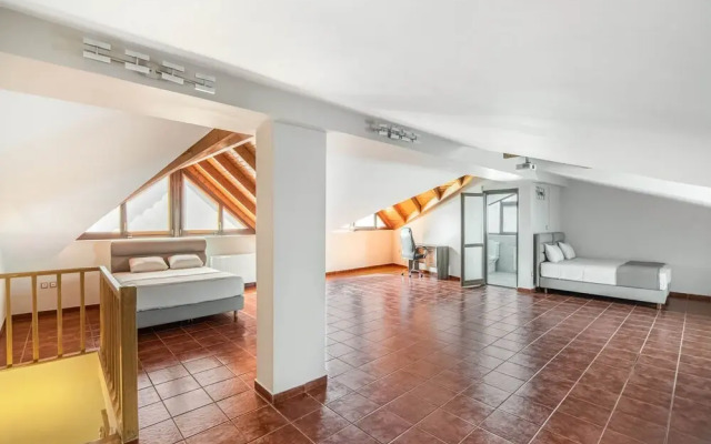 Inviting Villa in Anavissos With Communal Pool