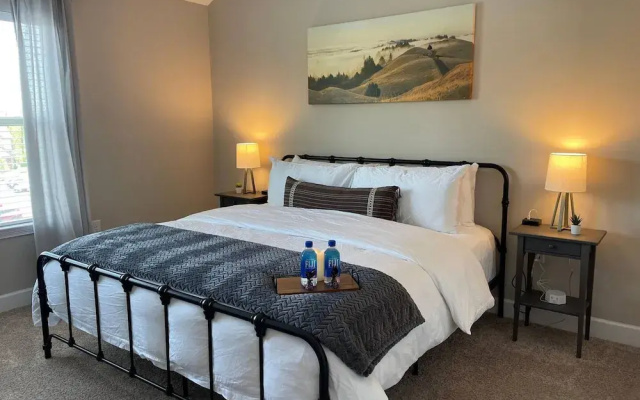 Peaceful Polaris Penthouse 2BR W D Balcony