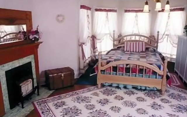 Chestnut Charm Bed & Breakfast