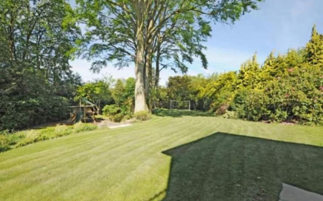 Captivating 5-bed House in Woking