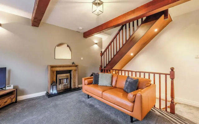 Sleek 2B/1B Retreat in Lindley, Huddersfield