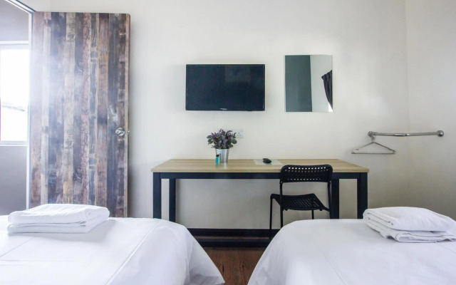 Explore 5BR Gardenhouse Retreats (Free Parking)