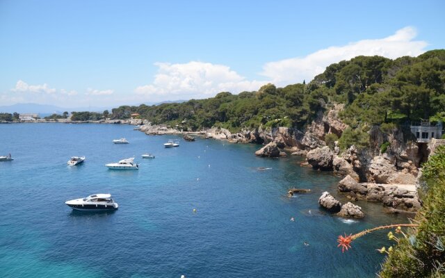 2P Vieil Antibes balcon sur la Marina