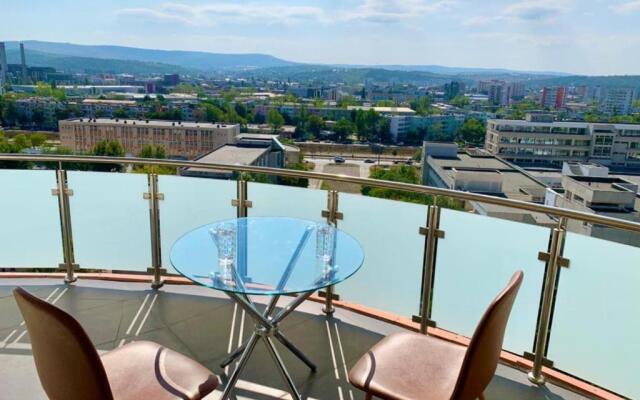 Cityscape Apartment near Palas Mall