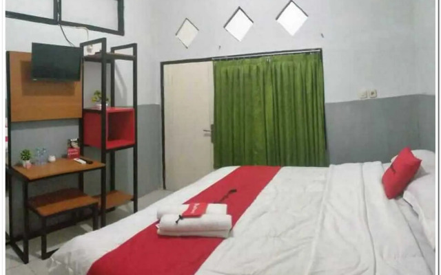 RedDoorz Plus near Alun Alun Sumenep
