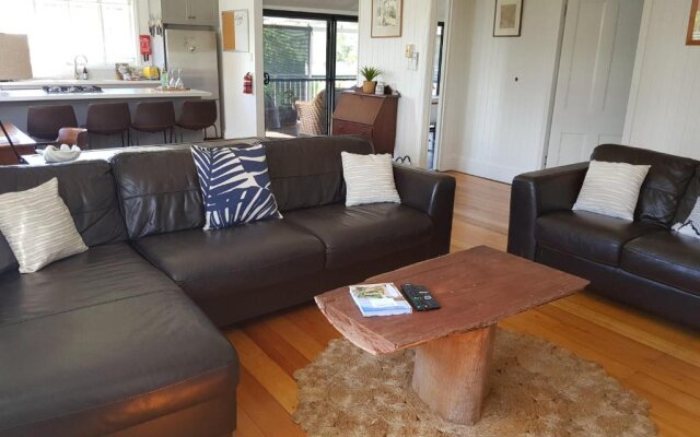 The Indooroopilly Queenslander - 4 Bedroom Family Home - Private Pool - Wifi - Netflix