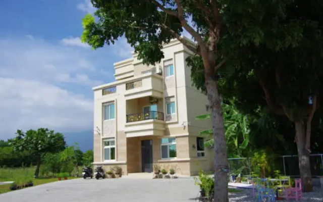 Follow Me Sweet House Bed & Breakfast