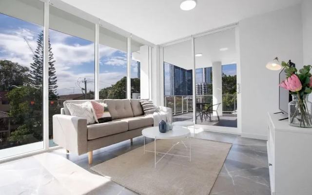 Wow Southport Apartment Near Light Rail Station